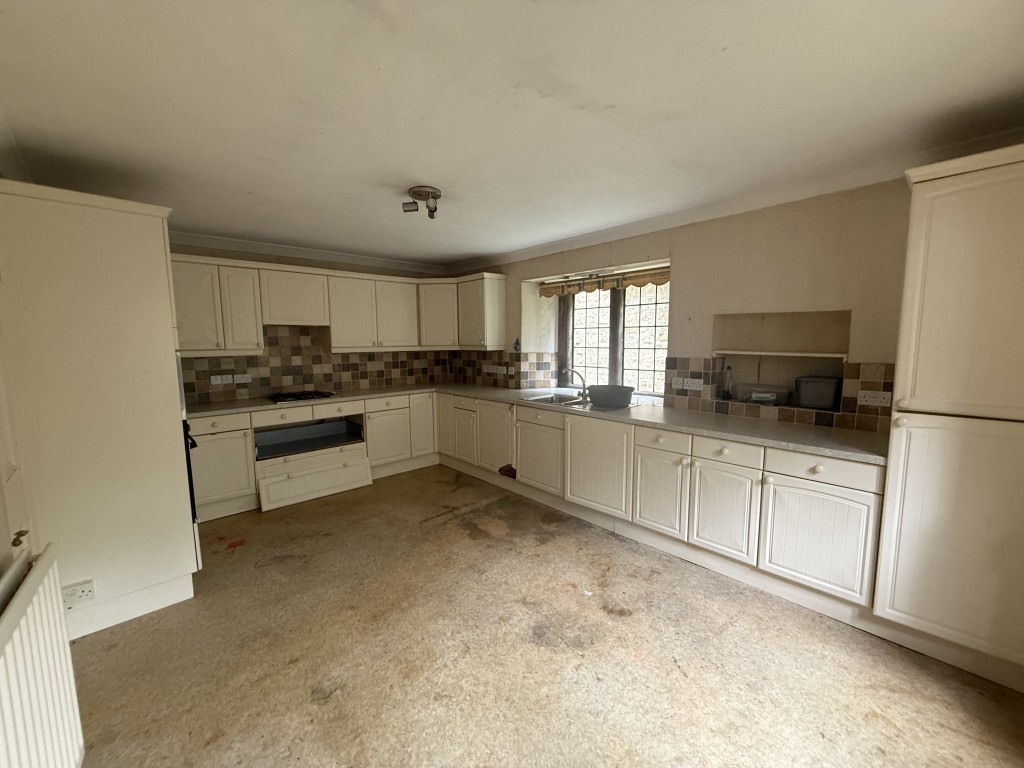 Lot: 99 - CHARACTER SEMI-DETACHED COTTAGE FOR UPDATING WITH LARGE GARDENS - General view of kitchen breakfast room